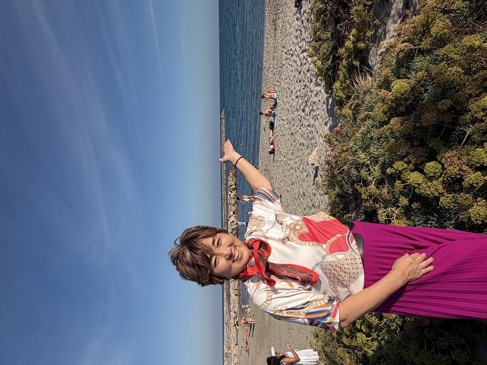 海辺で笑顔を見せる天女あけみ